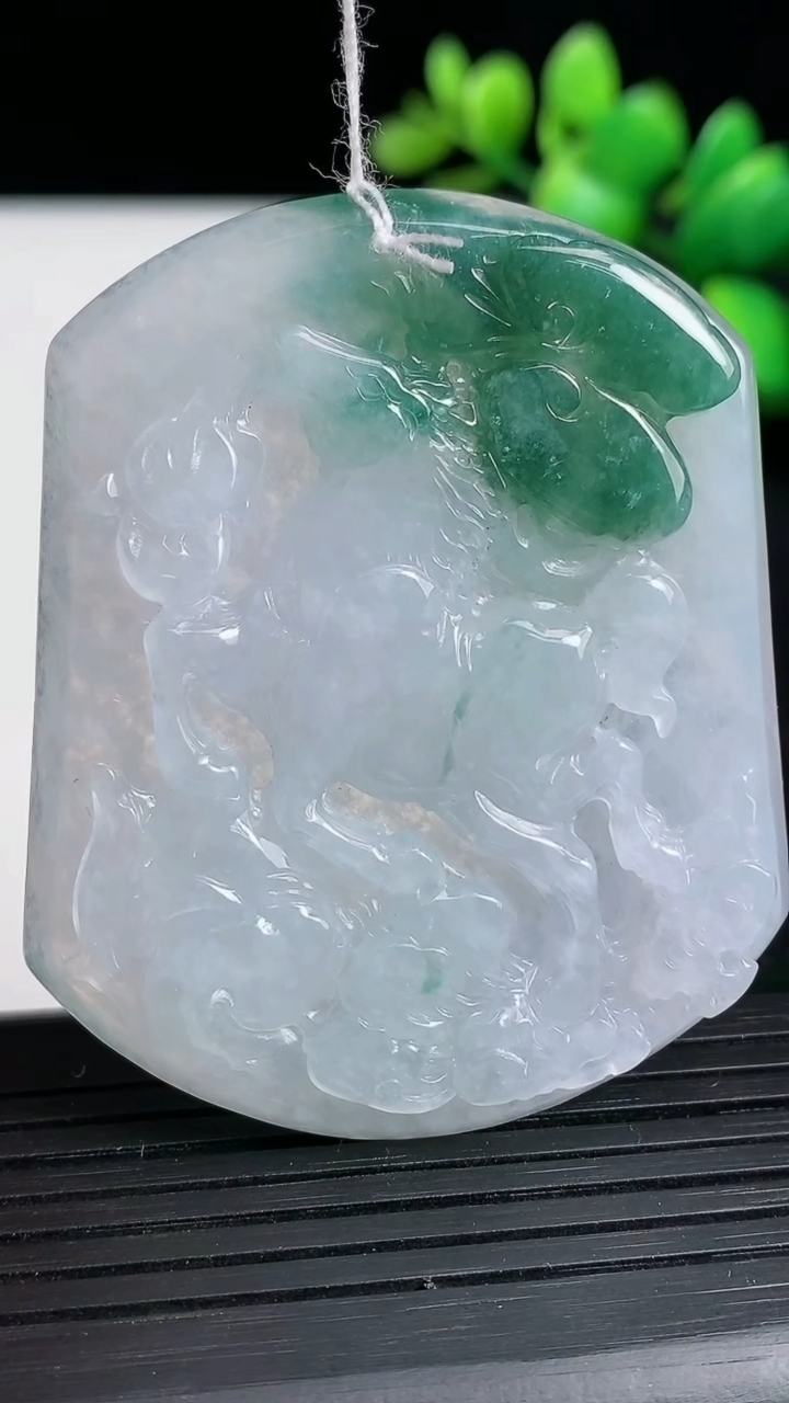 天然A货翡翠生肖马吊坠尺寸55.8-46.3-5.5重量:32.06g
3月19日