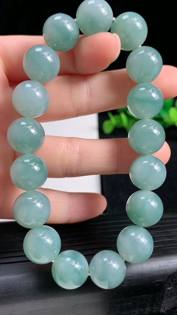 天然A货翡翠飘花圆珠手串尺寸12.6-17颗重量:56.67g3月19日
工厂直销收藏佳品,种好水足，色泽均匀，有种有色，上手高大气！