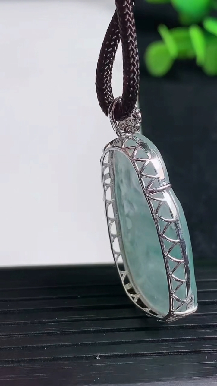 天然A货翡翠种飘花弥勒佛吊坠尺寸31-17.2-5.6重量:4.55g
3月19日