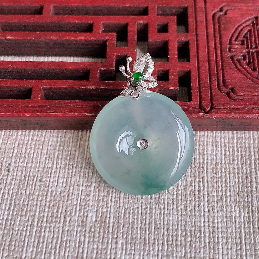 天然A货翡翠18K金镶嵌飘花平安扣吊坠 
尺寸27.5-20-5mm 重量4.96g 0317