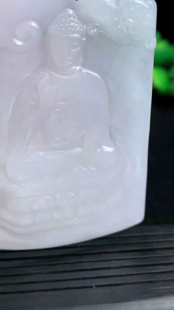 天然A货翡翠紫罗兰阿弥陀佛吊坠尺寸664-44.3-4.3重量:31.69g
3月19日