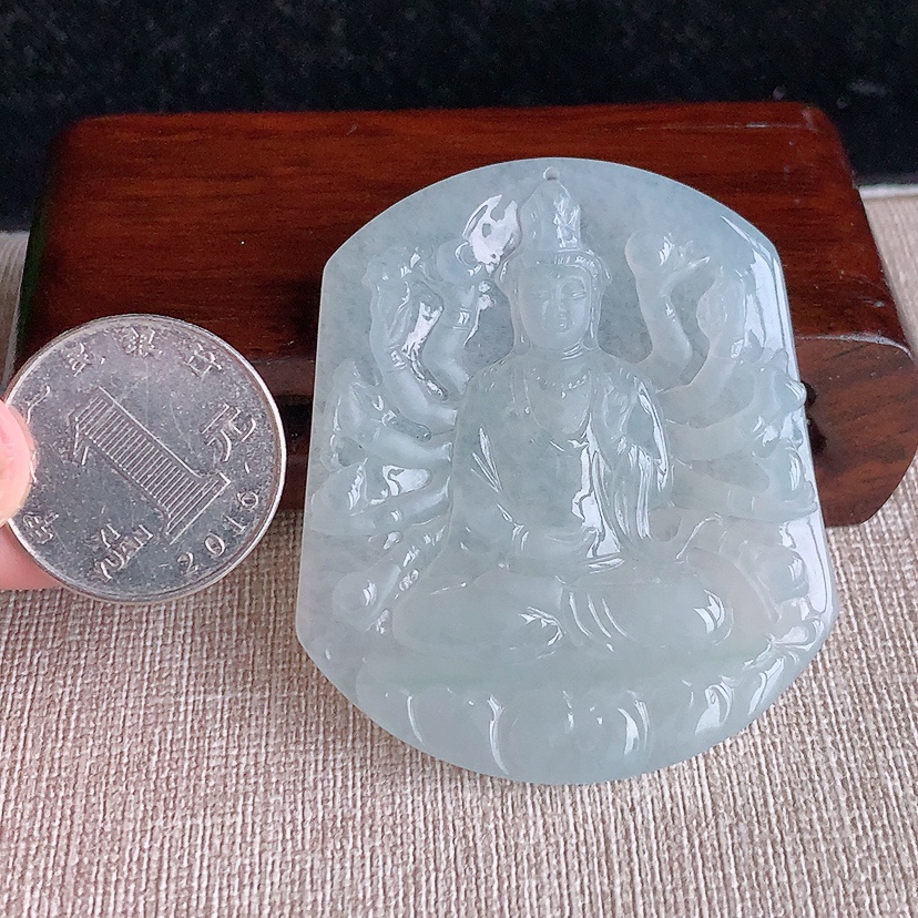 天然A货翡翠千手观音吊坠 
尺寸54.3-46.6-5.4mm 重量30.58g 0318