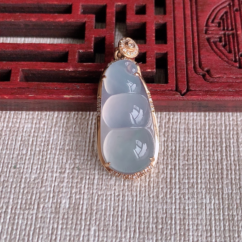 天然A货翡翠18K金伴钻镶嵌白月光四季豆福豆平安豆吊坠 
尺寸29-12-7.5裸石22-10.3m