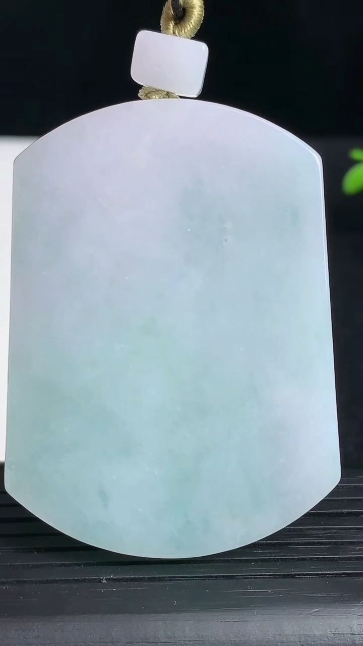 天然A货翡翠无事牌吊坠尺寸56.6-41.5-5.8重量:41.50g
3月19日