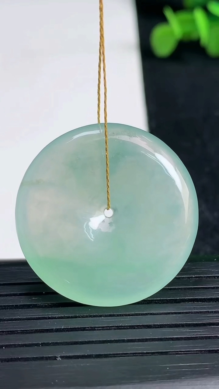 天然A货翡翠冰种飘花平安扣吊坠尺寸29.8-5.2重量:10.20g
3月19日