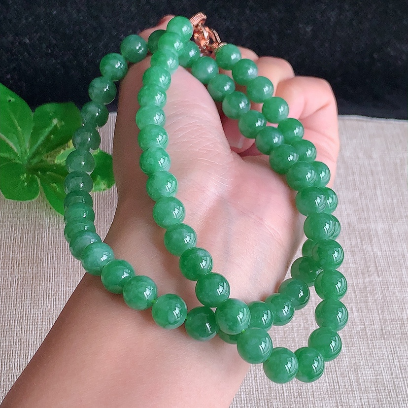 天然A货翡翠满绿圆珠项链毛衣链63颗 
尺寸8.3mm 重量71.88g 0317