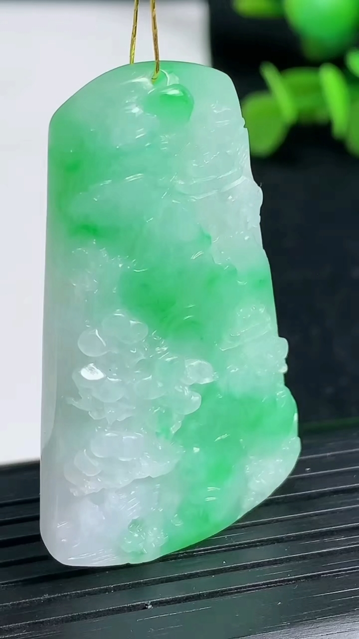 天然A货翡翠山水牌吊坠尺寸45.4-27-7重量:17.51g
3月19日