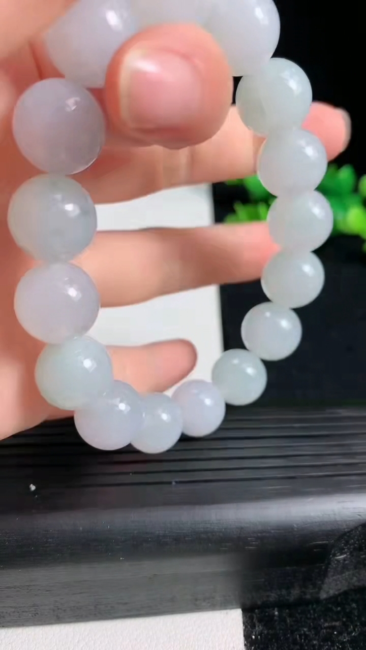 天然A货翡翠飘花圆珠手串尺寸12.2-16颗重量:53.57g3月19日
工厂直销收藏佳品,种好水足，色泽均匀，有种有色，上手高大气！