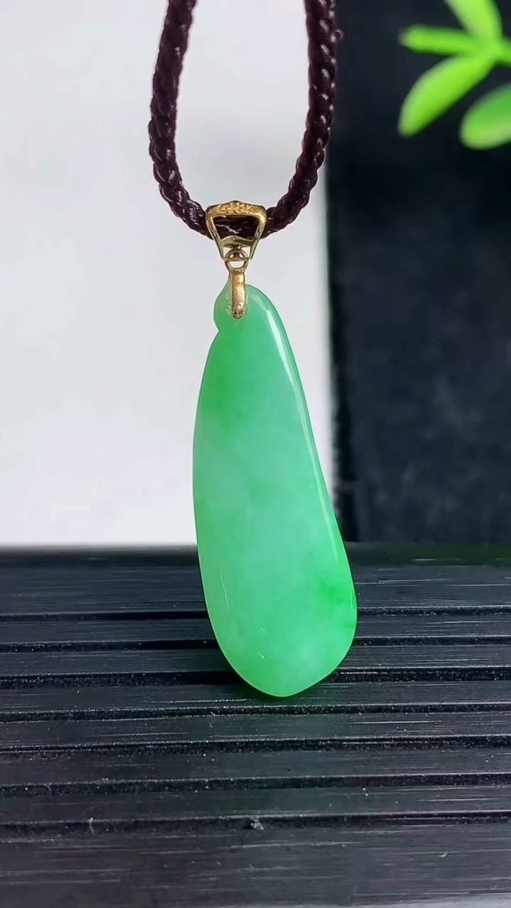 天然A货翡翠福瓜吊坠尺寸26.6-9-5.1重量:2.15g
3月19日