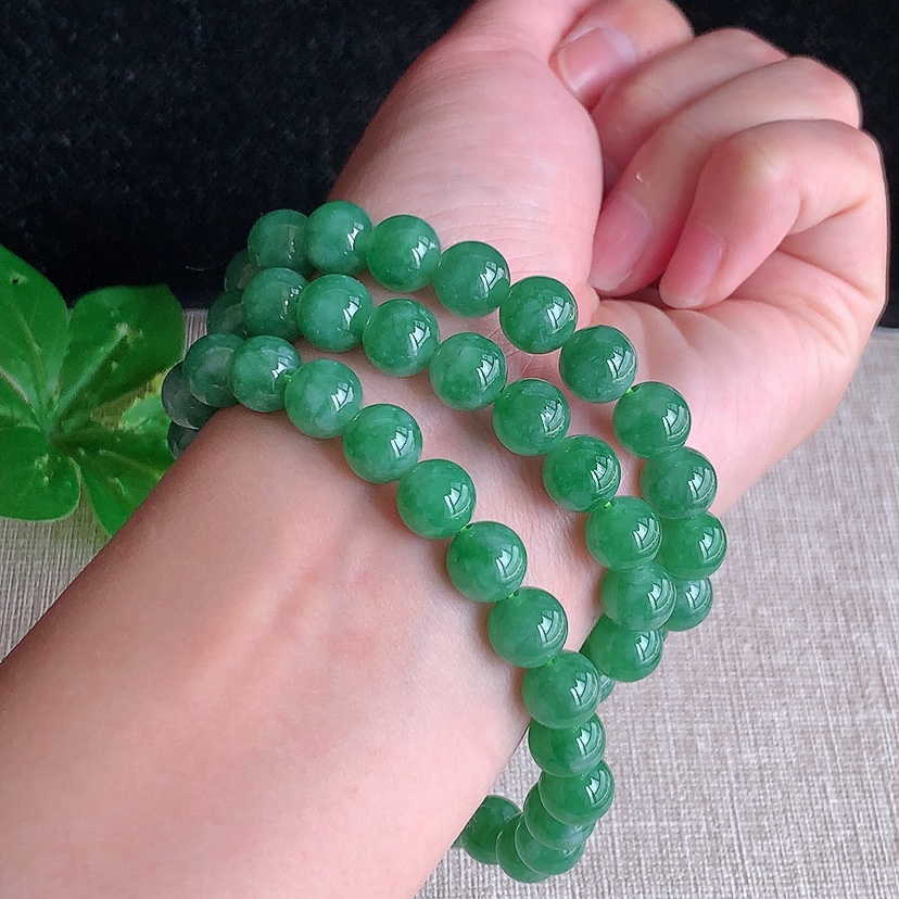 天然A货翡翠满绿圆珠项链毛衣链63颗 
尺寸8.3mm 重量71.88g 0317
