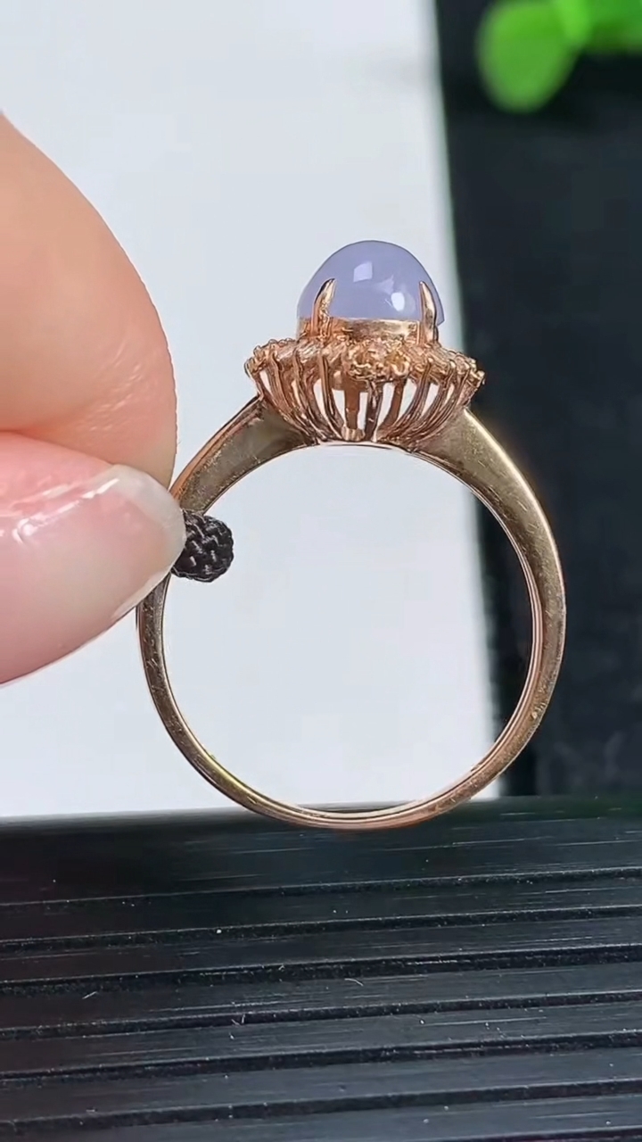 天然A货翡翠18K金紫罗兰蛋面戒指尺寸18.1-10.9-10.9裸石6.5重量:2.37g2026年3月19日
工厂直销收藏佳品,种好水足，色泽均匀，有种有色，上手高大气！