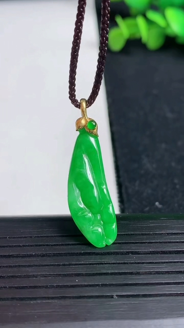 天然A货翡翠佛手瓜吊坠尺寸29.7-9.5-4.1重量:1.99g
3月19日