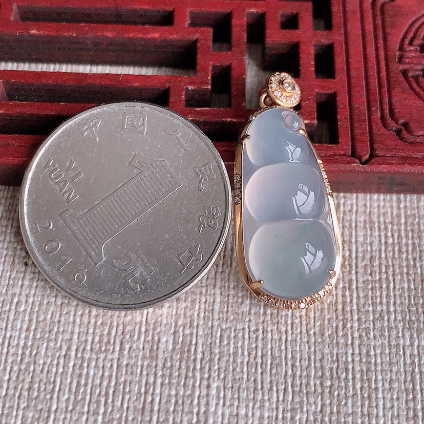 天然A货翡翠18K金伴钻镶嵌白月光四季豆福豆平安豆吊坠 
尺寸29-12-7.5裸石22-10.3mm 重量3.00g 0318