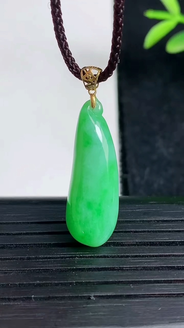 天然A货翡翠福瓜吊坠尺寸26.6-9-5.1重量:2.15g
3月19日