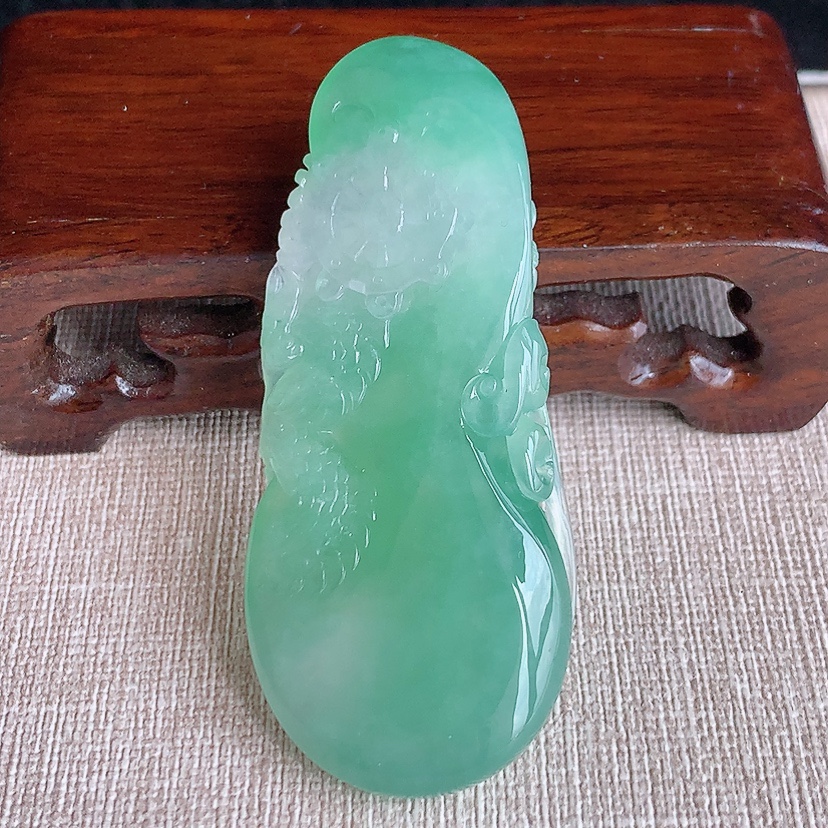 天然A货翡翠晴绿龙牌吊坠 
尺寸65-27.5-10mm 重量34.72g 0317