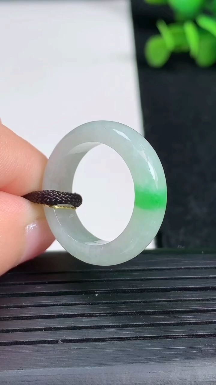 天然A货翡翠指环戒指尺寸17.5-6-3.7重量:4.26g2026年3月19日
工厂直销收藏佳品,
