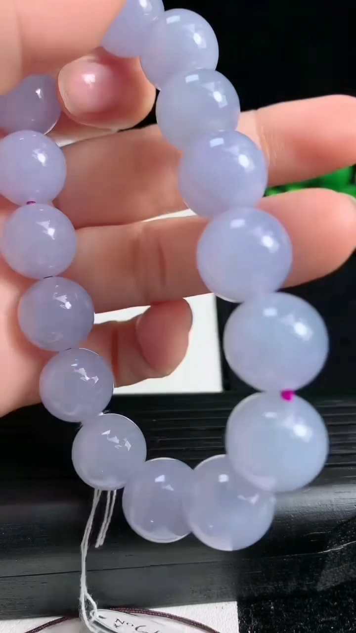 天然A货翡翠紫罗兰圆珠手串尺寸13.2-16颗重量:62.34g3月19日
工厂直销收藏佳品,种好水足，色泽均匀，有种有色，上手高大气！