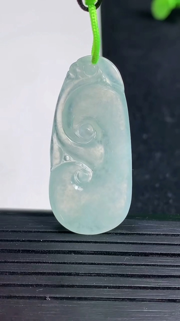 天然A货翡翠如意吊坠尺寸37-17.1-3.4重量:4.57g
3月19日