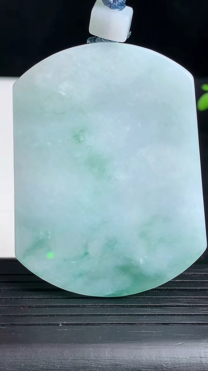 天然A货翡翠飘花无事牌吊坠尺寸56.2-43-6重量:43.34g
3月19日