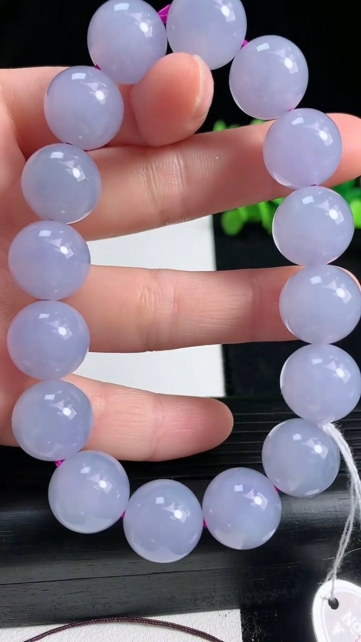 天然A货翡翠紫罗兰圆珠手串尺寸13.2-16颗重量:62.34g3月19日
工厂直销收藏佳品,种好水足，色泽均匀，有种有色，上手高大气！