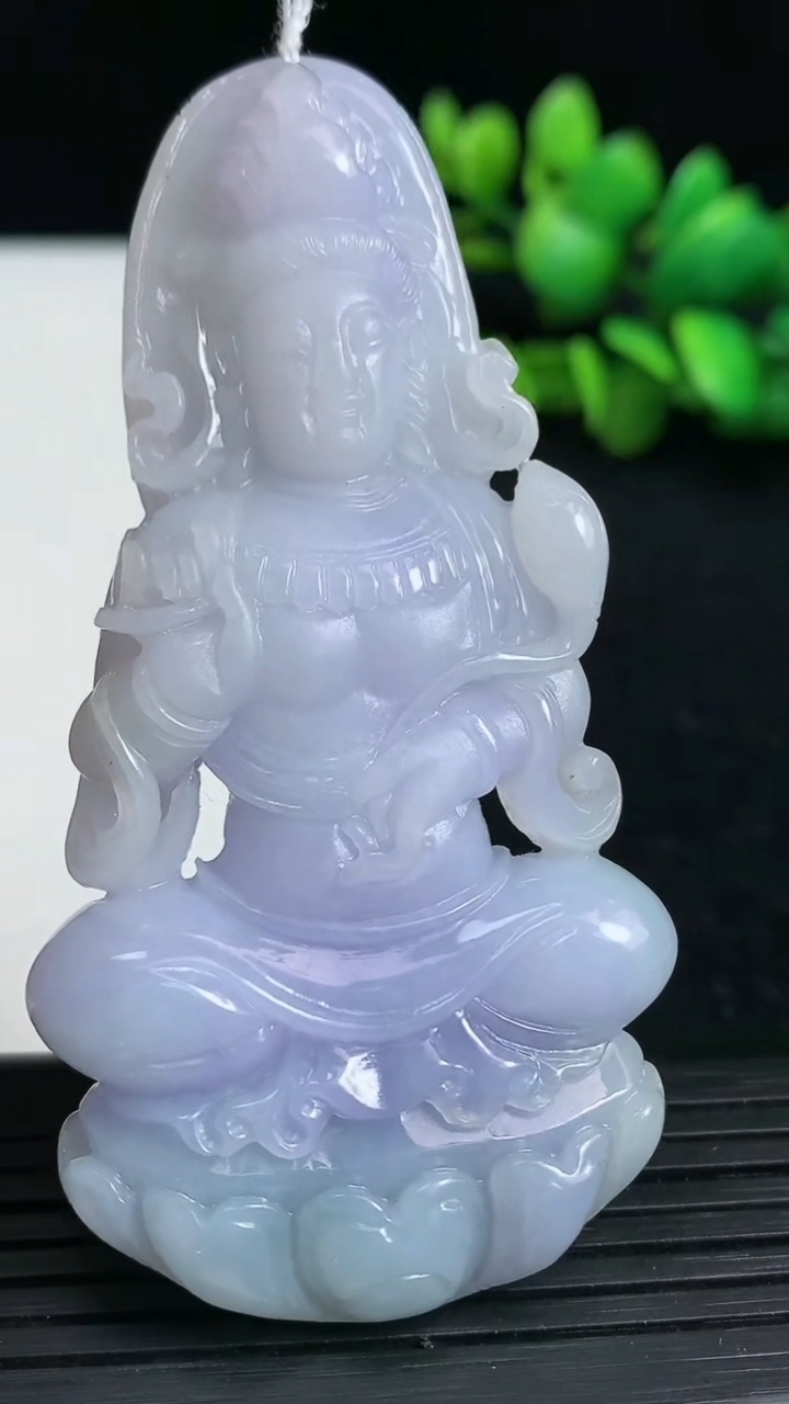 天然A货翡翠紫罗兰观音菩萨吊坠尺寸74.4-38.2-10.4重量:47.89g
3月19日