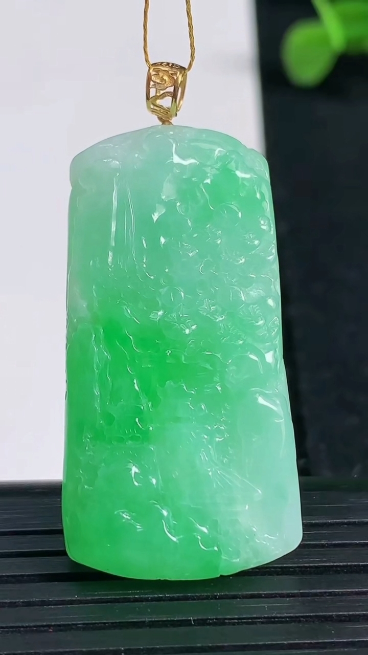 天然A货翡翠山水牌吊坠尺寸39.1-19.8-5.6重量:10.92g
3月19日