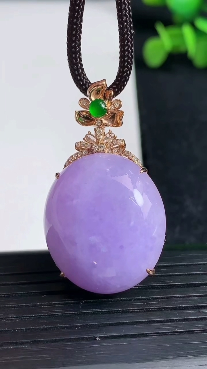 天然A货翡翠18K金紫罗兰蛋面吊坠尺寸36.6-24.3-21.6-11.5重量:10.29g
3月
