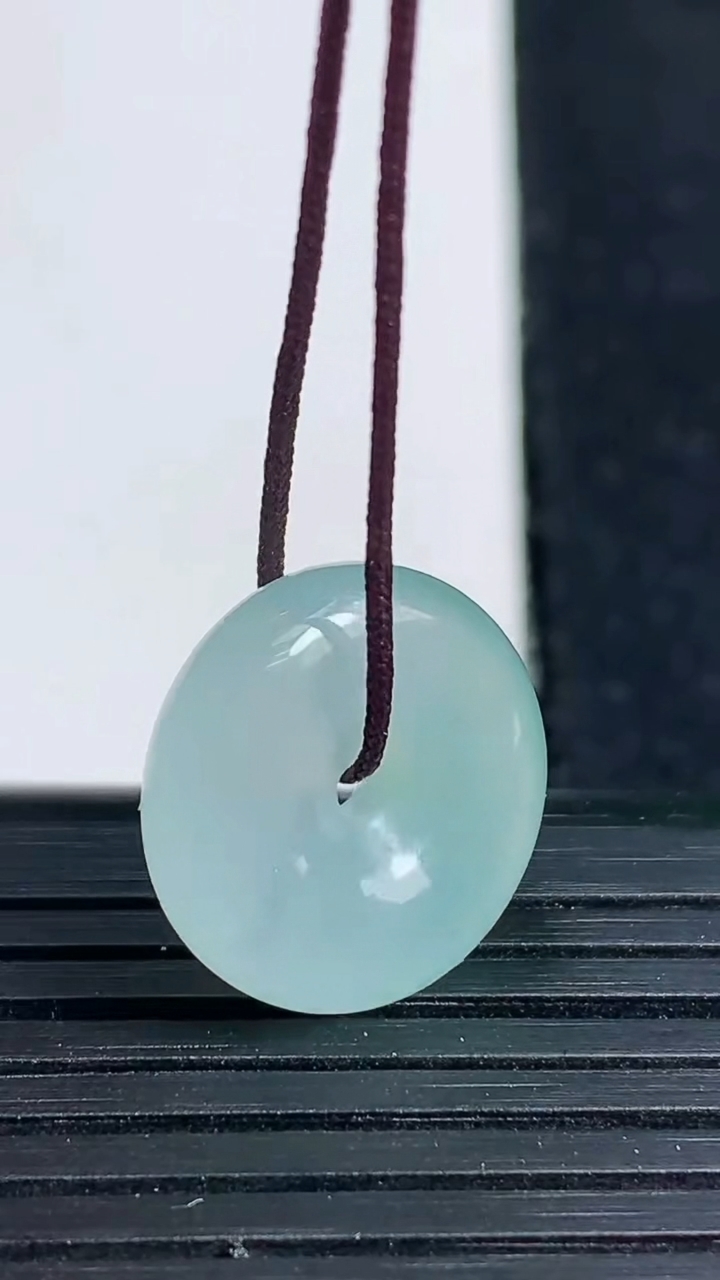 天然A货翡翠平安扣吊坠尺寸16.4-4.9重量:3.09g
3月19日