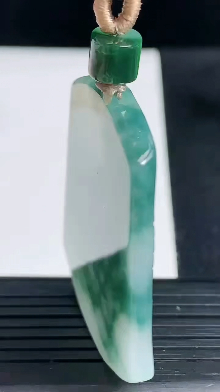 天然A货翡翠飘花仿古无事牌吊坠尺寸46.3-36.2-4.9重量:21.47g
3月19日