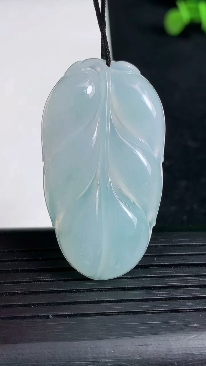 天然A货翡翠飘花金枝玉叶 叶子吊坠尺寸43.7-24.2-6.1重量:12.10g
3月19日