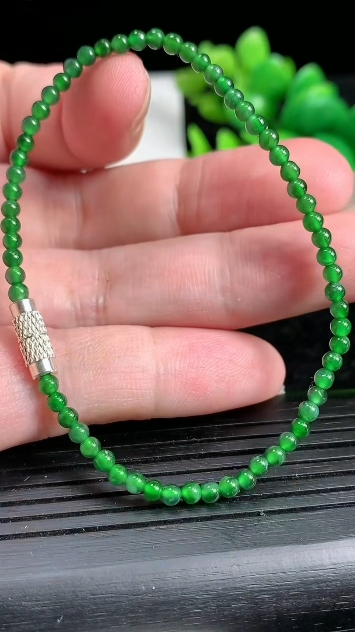 天然A货翡翠小米珠手串尺寸2.8-63颗重:3.18g3月19日
工厂直销收藏佳品,种好水足，色泽均匀，有种有色，上手高大气！
514