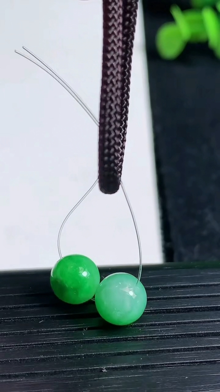 天然A货翡翠圆珠吊坠一对尺寸7.8重量:1.57g3月19日
工厂直销收藏佳品,种好水足，色泽均匀，有种有色，上手高大气！