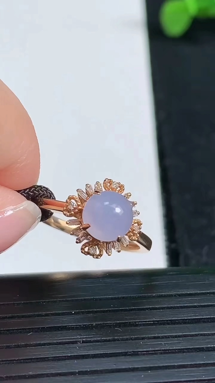 天然A货翡翠18K金紫罗兰蛋面戒指尺寸18.1-10.9-10.9裸石6.5重量:2.37g2026年3月19日
工厂直销收藏佳品,种好水足，色泽均匀，有种有色，上手高大气！