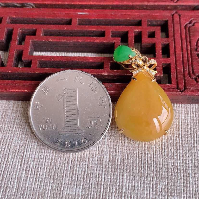 天然A货翡翠18K金伴钻镶嵌黄翡水滴吊坠 
尺寸33.7-20.4-17-6.6mm 重量5.72g 0317