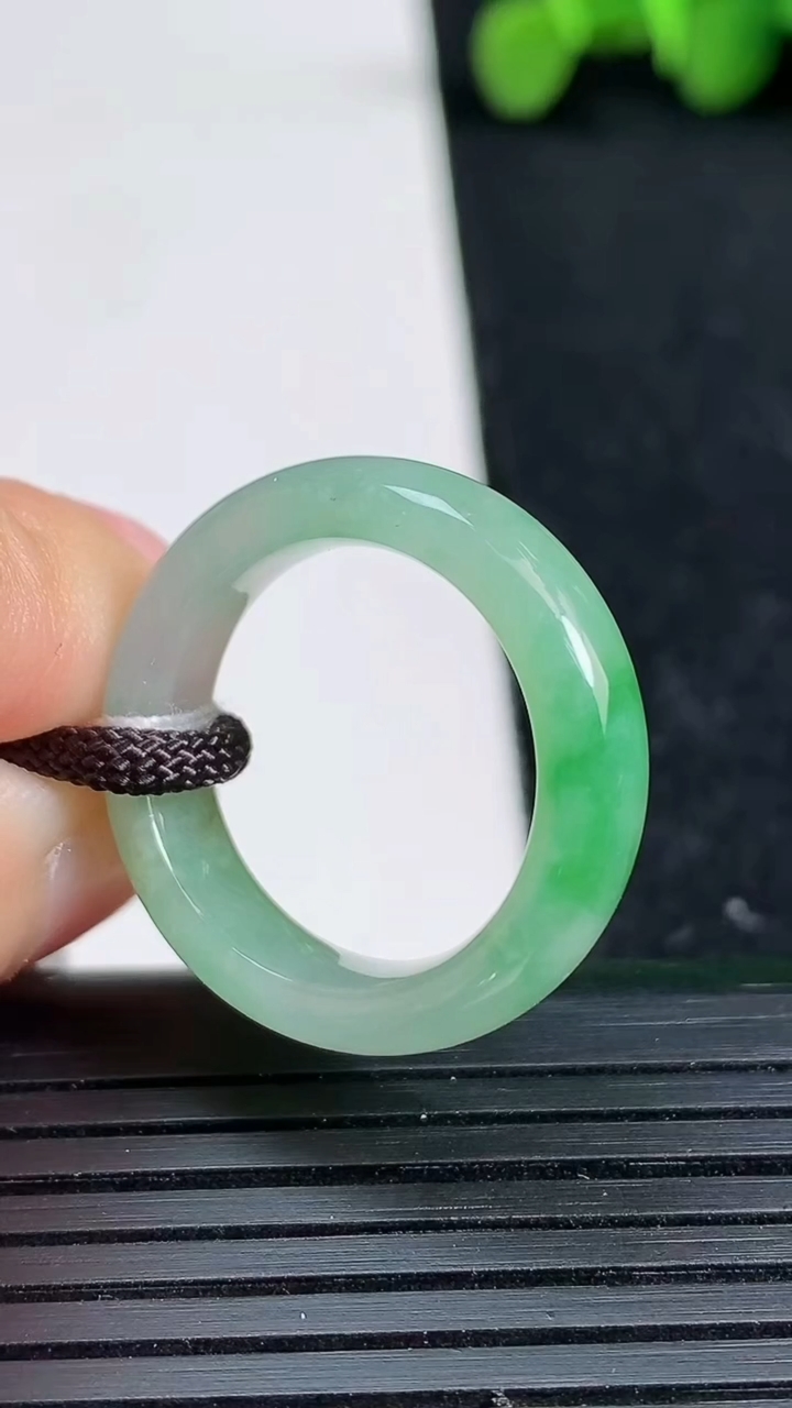天然A货翡翠指环戒指尺寸17.7-5.6-3.6重量:4.28g2026年3月19日
工厂直销收藏佳