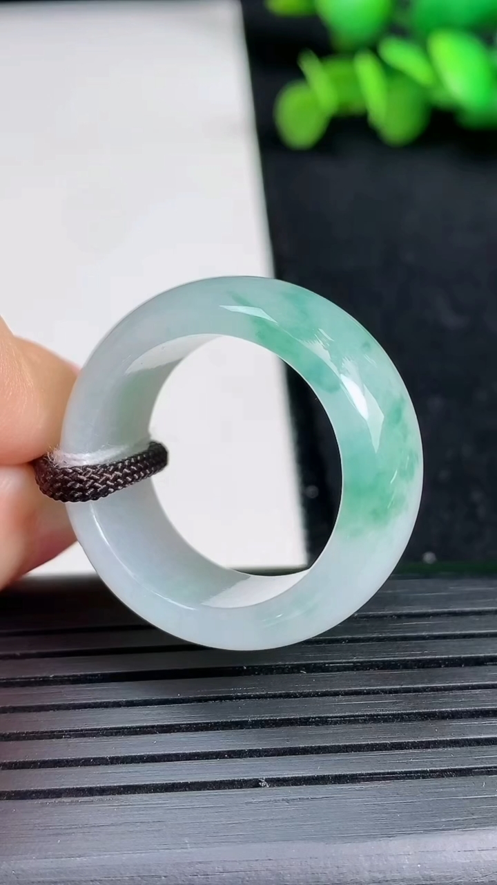 天然A货翡翠冰种飘花指环扳指尺寸21.5-11.8-4.5重量:12.23g2026年3月19日
工