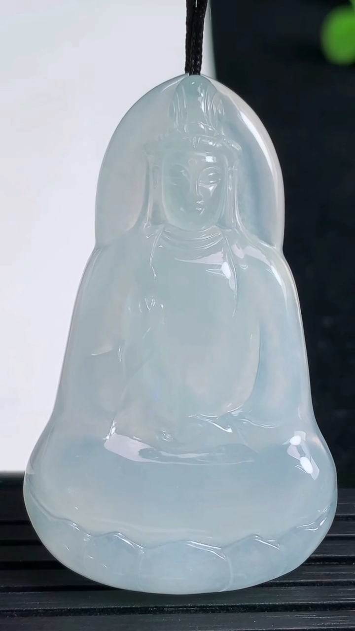 天然A货翡翠观音菩萨吊坠尺寸49-30.1-5.8重量:15.16g
3月19日