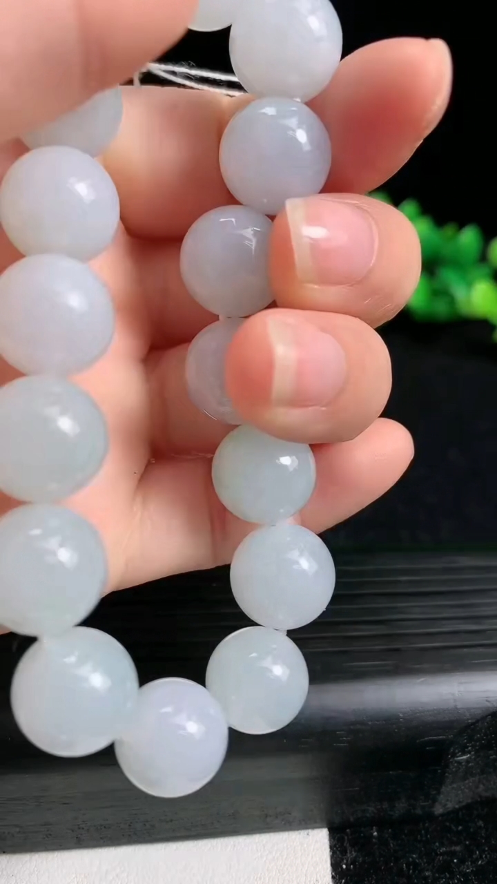 天然A货翡翠飘花圆珠手串尺寸12.2-16颗重量:53.57g3月19日
工厂直销收藏佳品,种好水足，色泽均匀，有种有色，上手高大气！