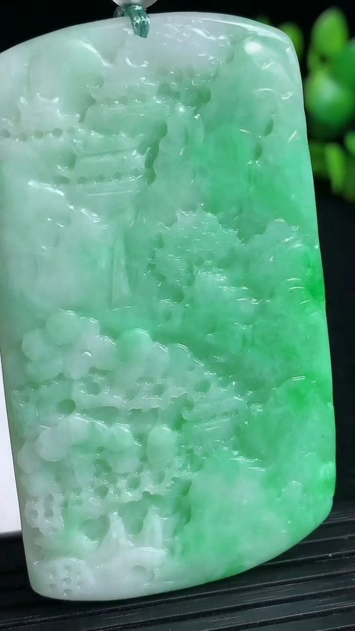 天然A货翡翠山水牌吊坠尺寸65.8-38.2-4.3重量:29.83g
3月19日