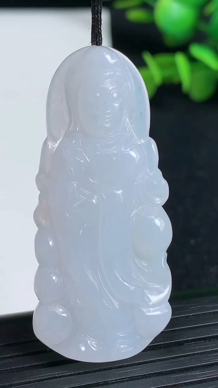 天然A货翡翠观音菩萨吊坠尺寸49.8-22.2-6重量:13.06g
3月19日