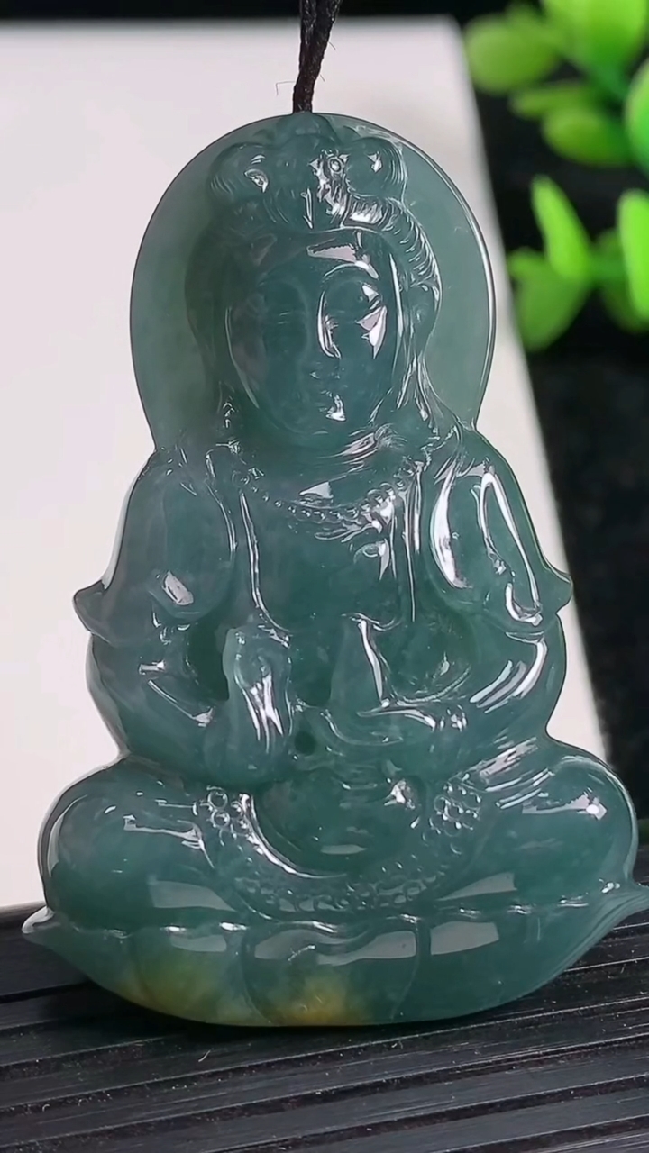 天然A货翡翠蓝水观音菩萨吊坠尺寸51.7-35-7.3重:24.79g
3月19日
322