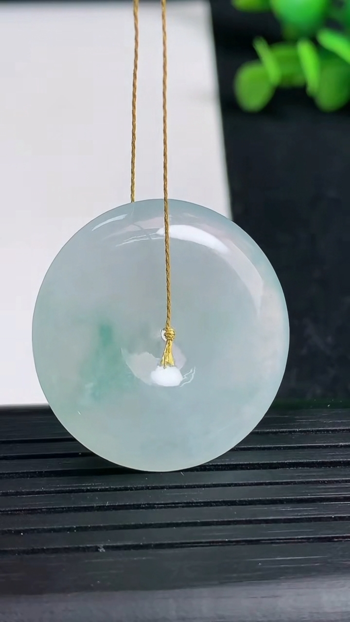 天然A货翡翠冰种飘花平安扣吊坠尺寸29.8-5.7重量:10.78g
3月19日