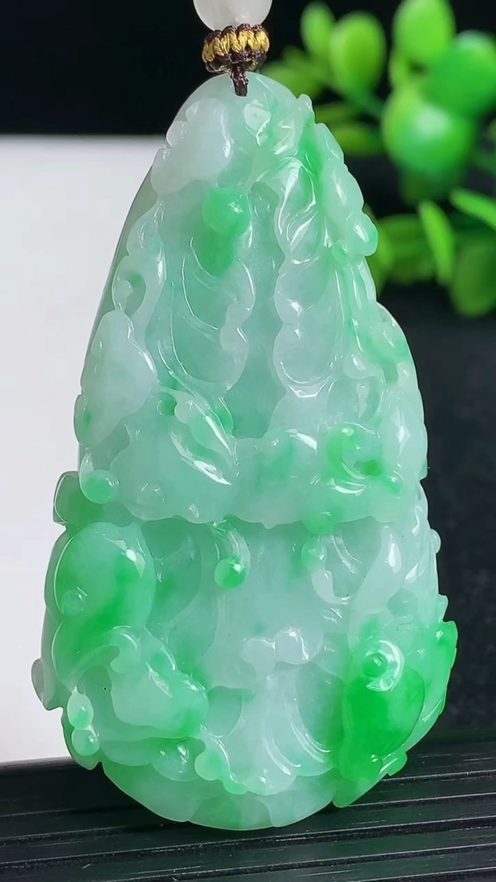 天然A货翡翠白菜吊坠尺寸59.5-33-13.7重量:44.23g
3月19日