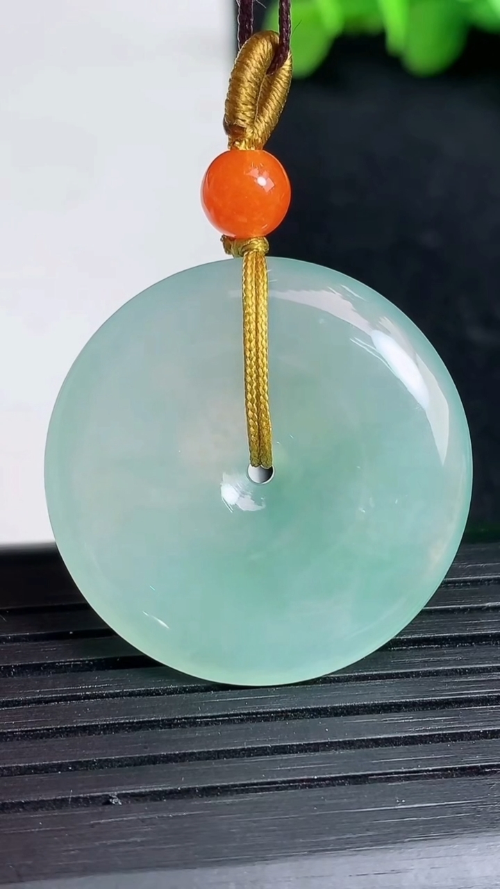 天然A货翡翠冰种飘花平安扣吊坠尺寸28.7-4.9重量:9.33g
3月19日