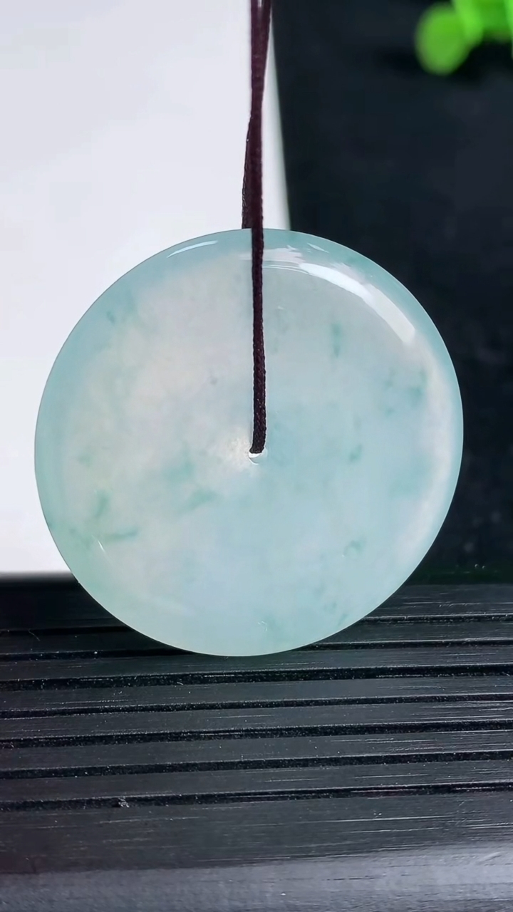 天然A货翡翠种飘花平安扣吊坠尺寸33.4-5.8重量:13.76g
3月19日