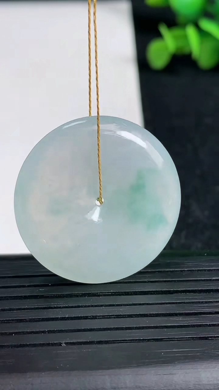 天然A货翡翠冰种飘花平安扣吊坠尺寸29.8-5.7重量:10.78g
3月19日