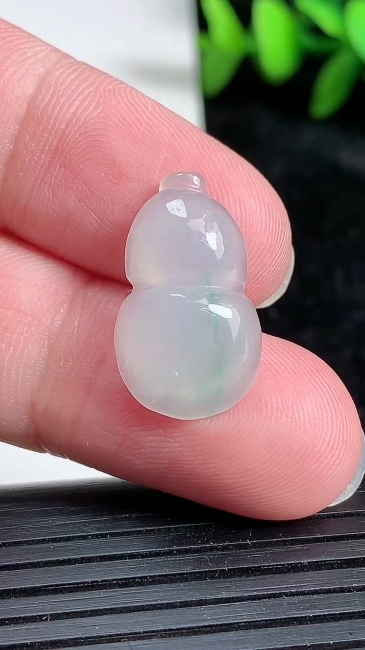 天然A货翡翠葫芦镶嵌件尺寸20.3-12.2-5.2重:2.12g
3月19日
514