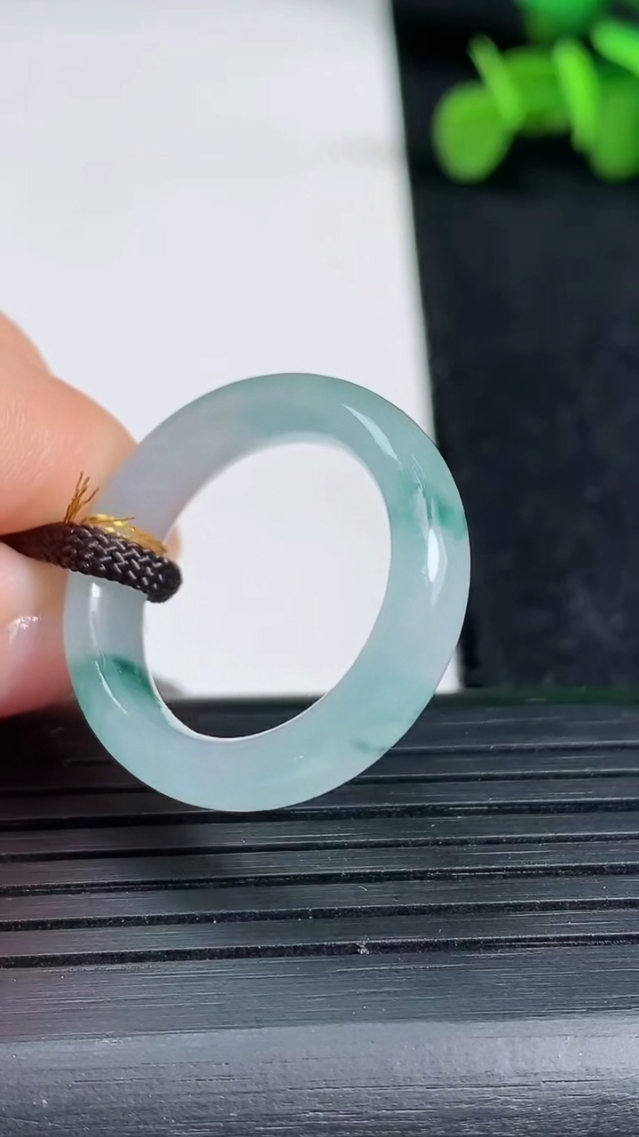 天然A货翡翠冰种飘花指环戒指尺寸18.2-5.7-3.9重量:4.08g2026年3月19日
工厂直销收藏佳品,种好水足，色泽均匀，有种有色，上手高大气！