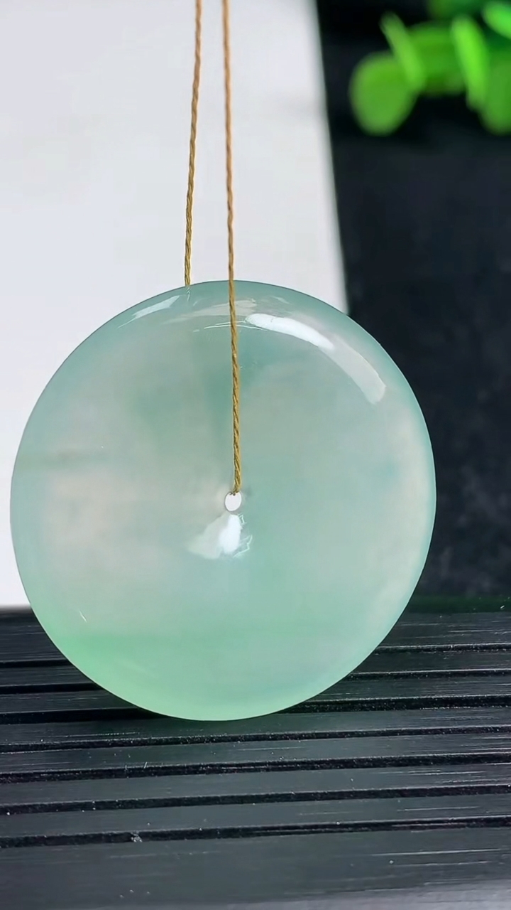 天然A货翡翠冰种飘花平安扣吊坠尺寸29.8-5.2重量:10.20g
3月19日