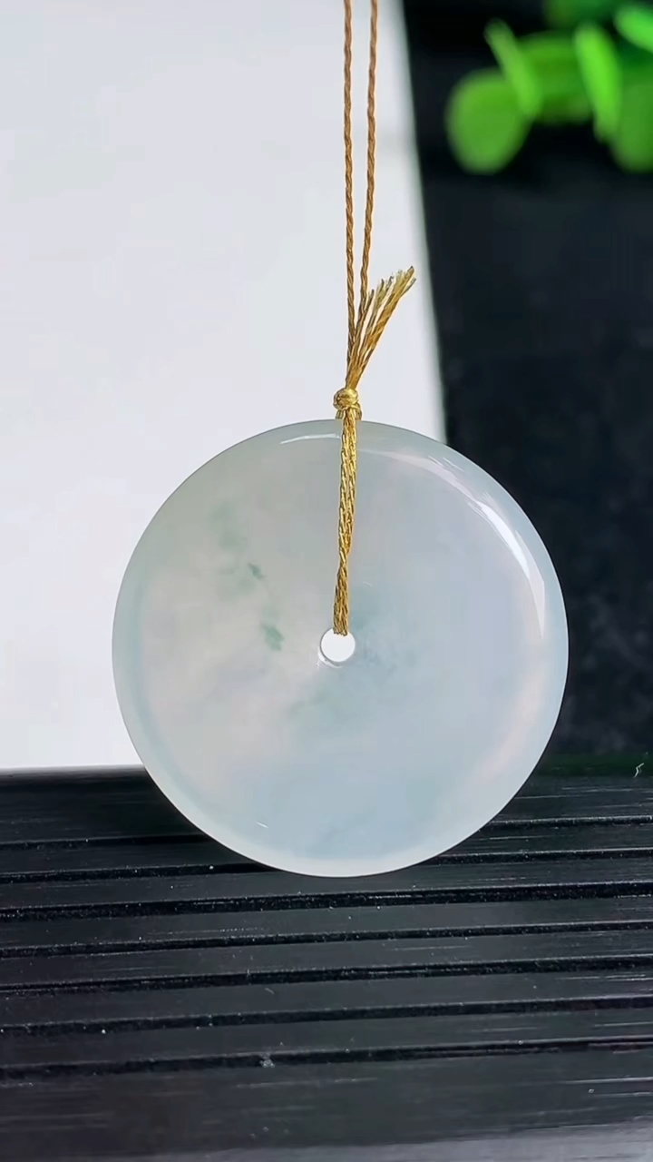 天然A货翡翠冰种飘花平安扣吊坠尺寸25.4-4.2重量:5.97g
3月19日